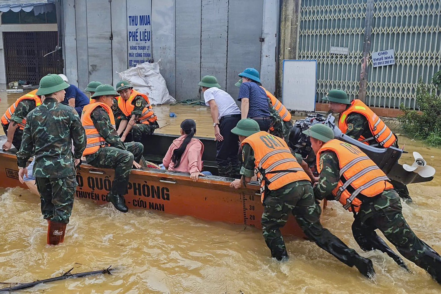 Lạng Sơn: Hàng ngàn người phải sơ tán, nhiều vùng vẫn chìm trong biển nước - Ảnh 2.