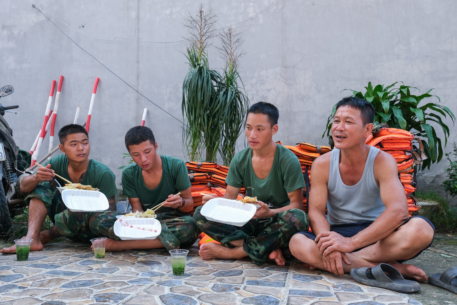 Theo chân bộ đội đi hộ đê cứu dân - Ảnh 4.