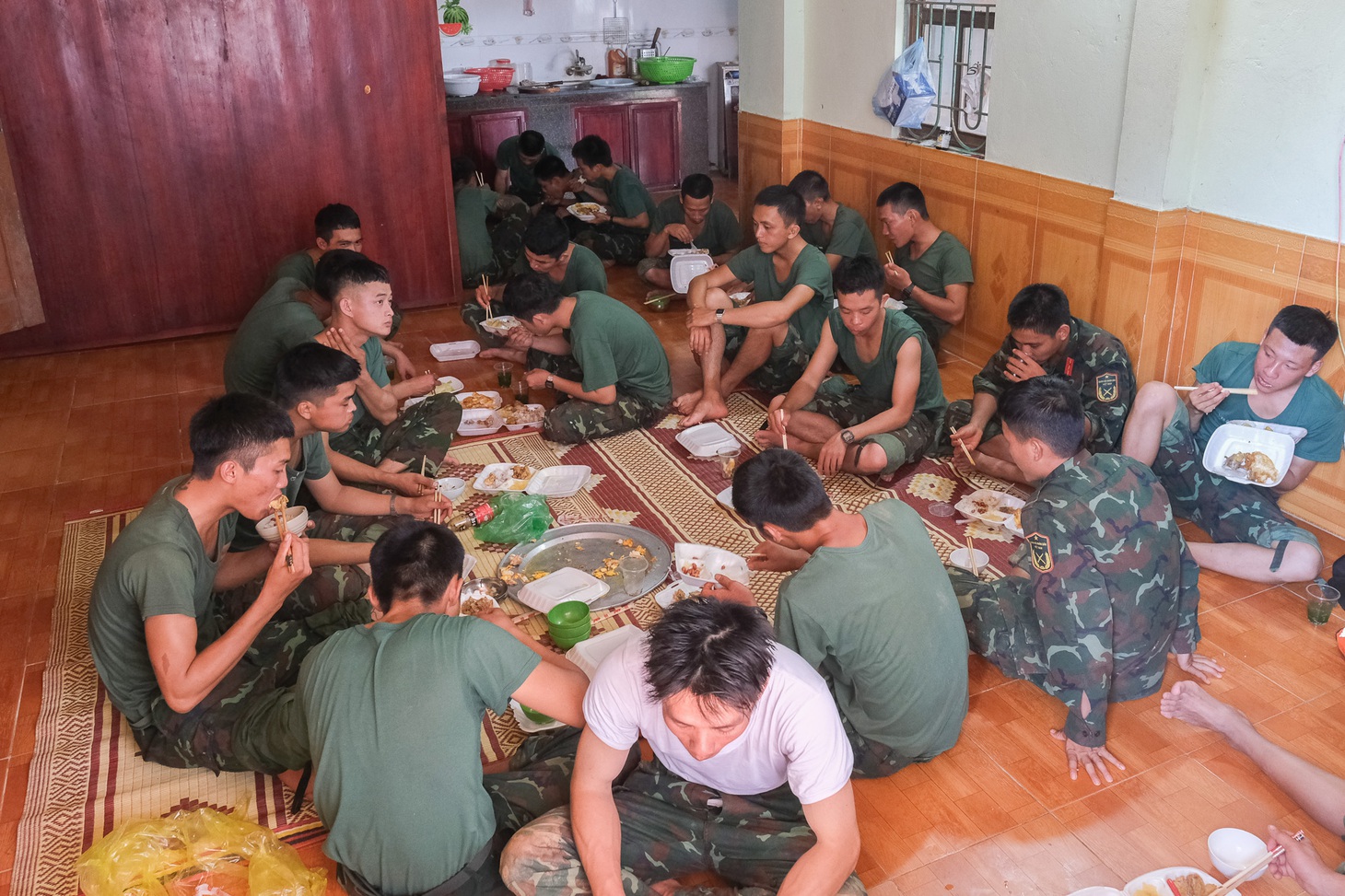 Theo chân bộ đội đi hộ đê cứu dân - Ảnh 3.