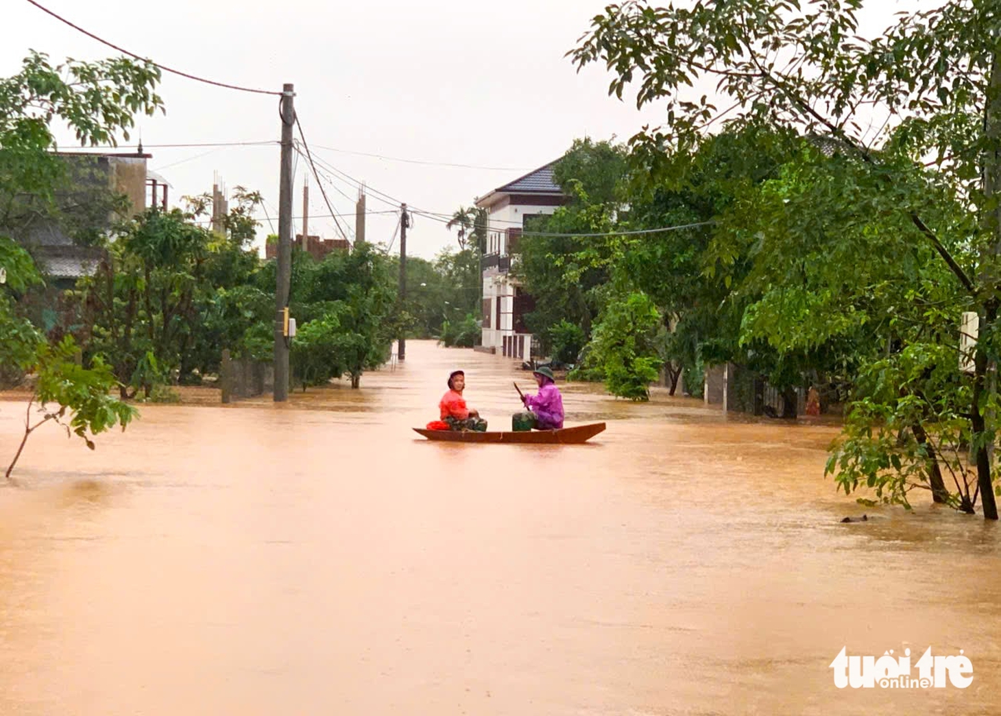 Mưa lớn và lũ đổ về khiến làng mạc bị cô lập, đường sá chìm trong biển nước - Ảnh 4.