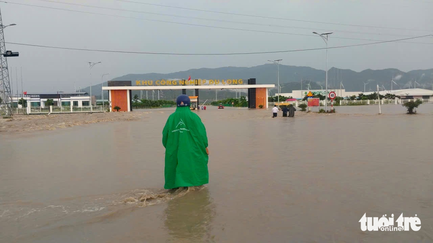Khu công nghiệp Du Long ở Khánh Hòa ngập nặng do mưa lớn, 6.000 công nhân phải tạm nghỉ - Ảnh 1.