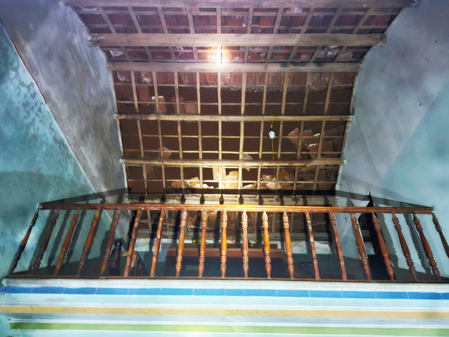 Lốc xoáy quét trong đêm, hàng chục ngôi nhà ở Đà Nẵng hư hỏng - Ảnh 2.