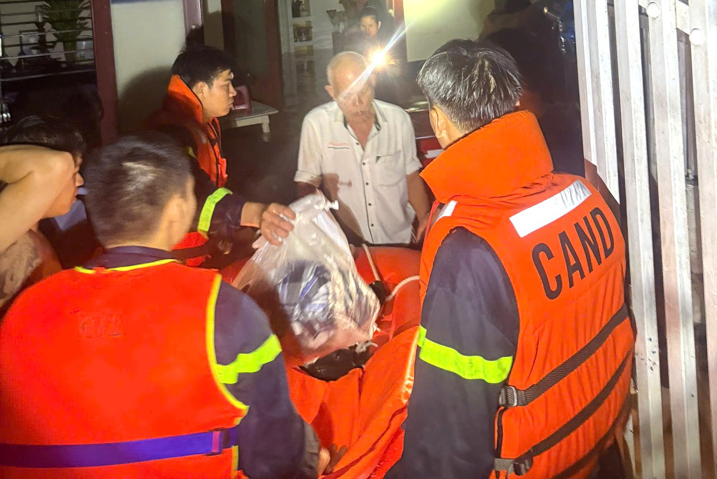 Đồng loạt xả lũ kèm mưa lớn, phía Tây Nha Trang ngập mênh mông, người dân nhắn tin 'nhờ cứu giùm' - Ảnh 4.