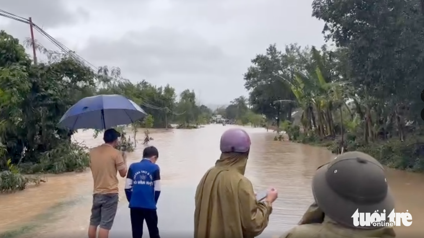 Lũ lụt, sạt lở khiến hàng loạt tuyến đường ở Đắk Lắk ách tắc- Ảnh 3.