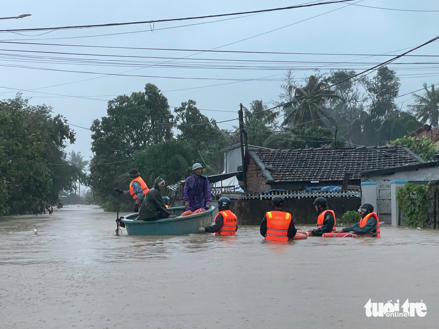 Lũ lụt, sạt lở khiến hàng loạt tuyến đường ở Đắk Lắk ách tắc- Ảnh 14.