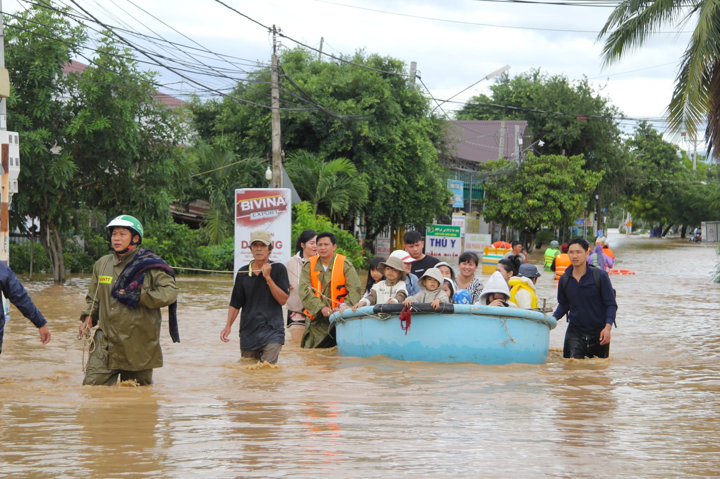 Mưa lũ sáng 20-11: Đưa máy bay trực thăng ứng cứu vùng lũ Đắk Lắk, Gia Lai, Khánh Hòa - Ảnh 10.