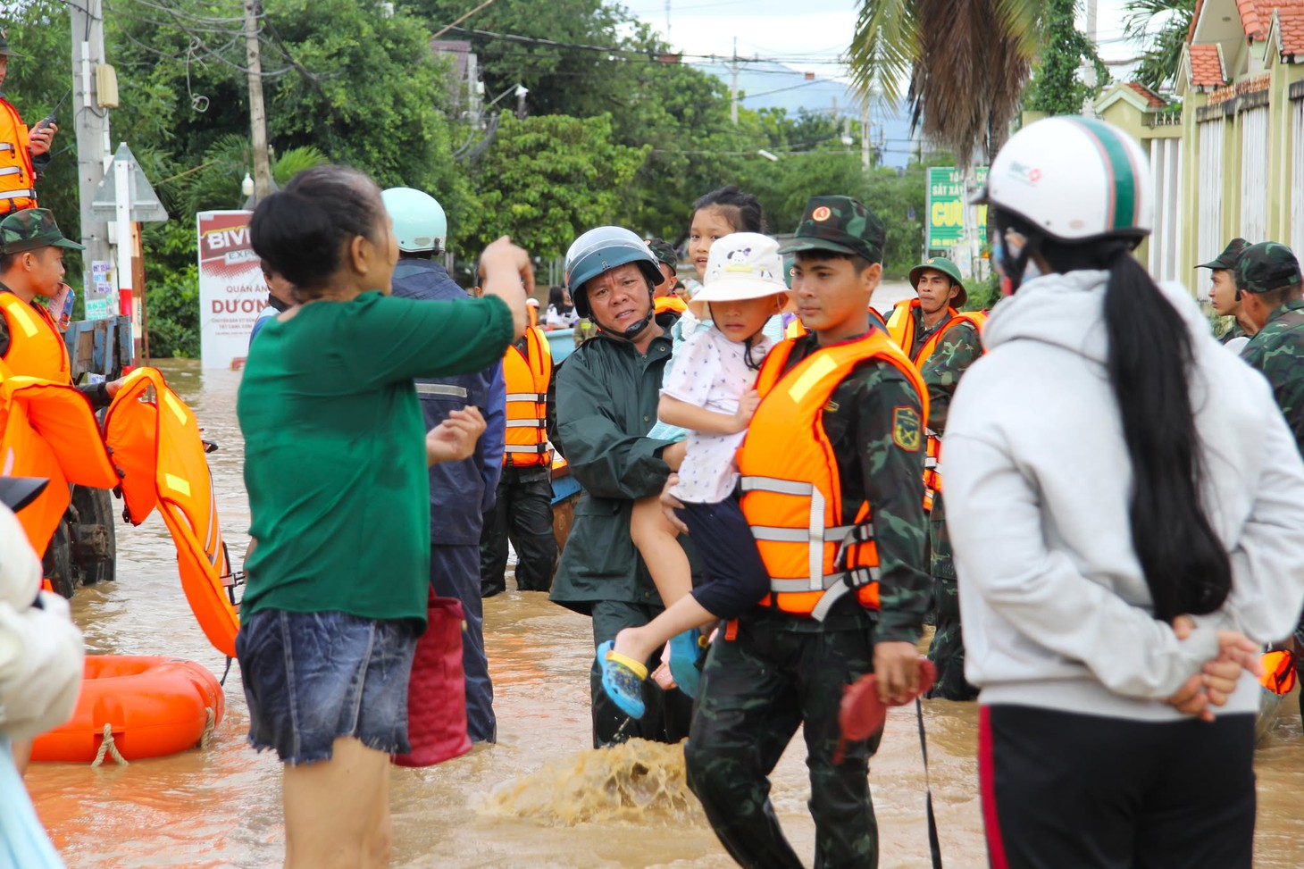 Mưa lũ sáng 20-11: Đưa máy bay trực thăng ứng cứu vùng lũ Đắk Lắk, Gia Lai, Khánh Hòa - Ảnh 11.