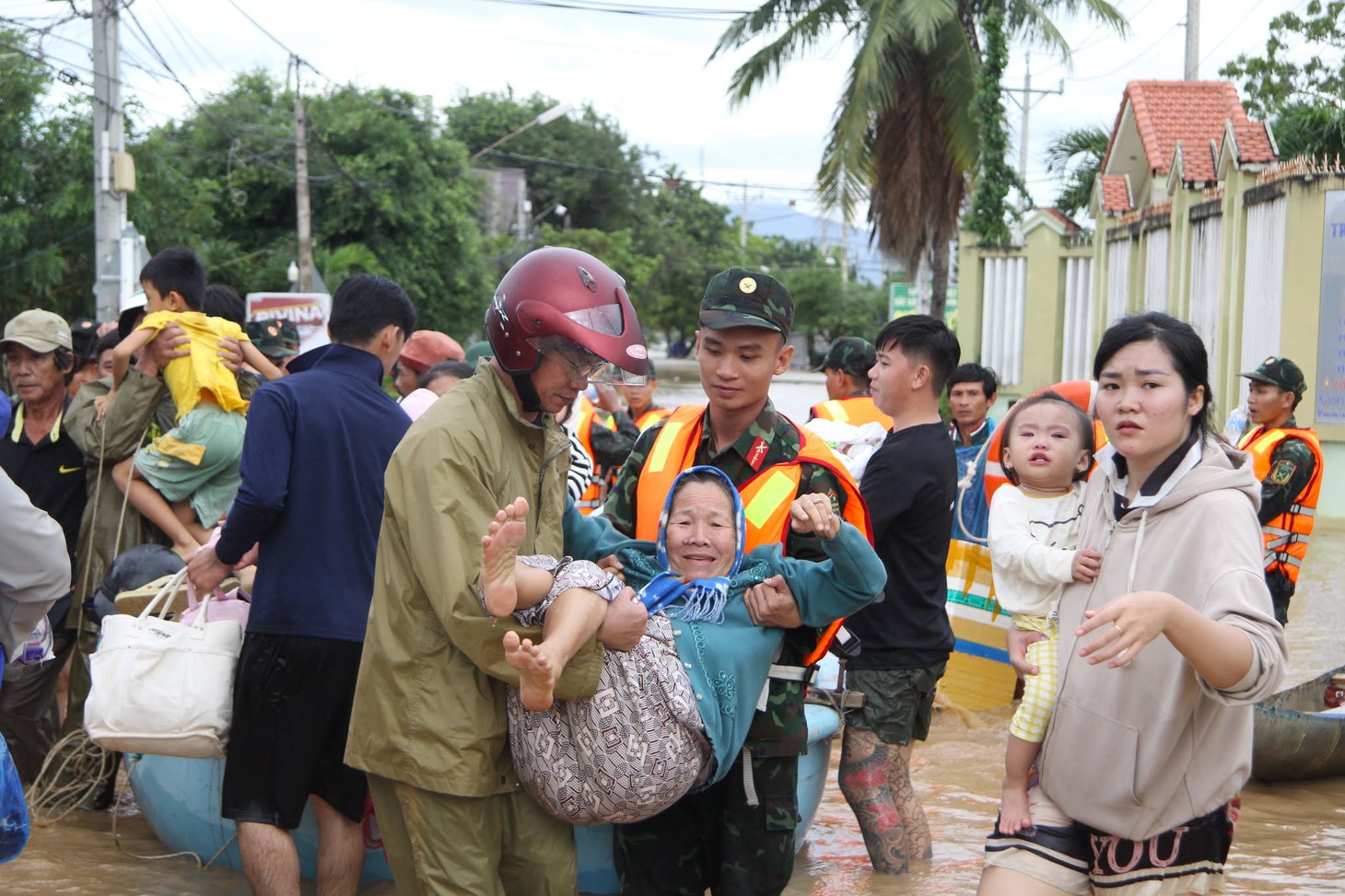 Mưa lũ sáng 20-11: Đưa máy bay trực thăng ứng cứu vùng lũ Đắk Lắk, Gia Lai, Khánh Hòa - Ảnh 12.