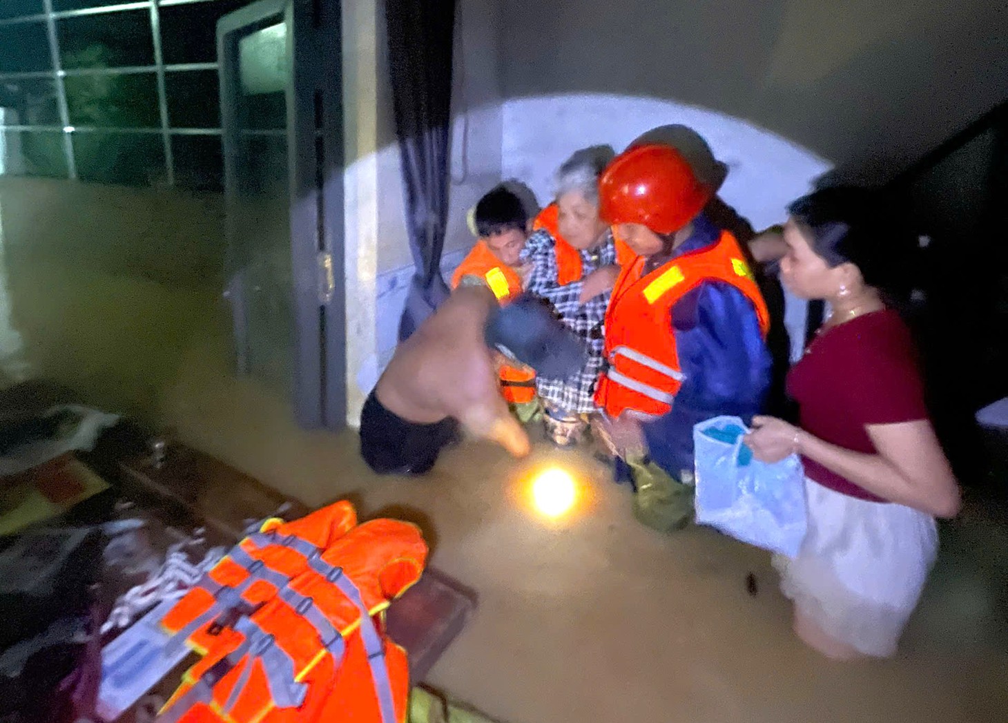 Bà con vùng lũ bật khóc khi thấy bộ đội, công an mở đường đến cứu - Ảnh 7.