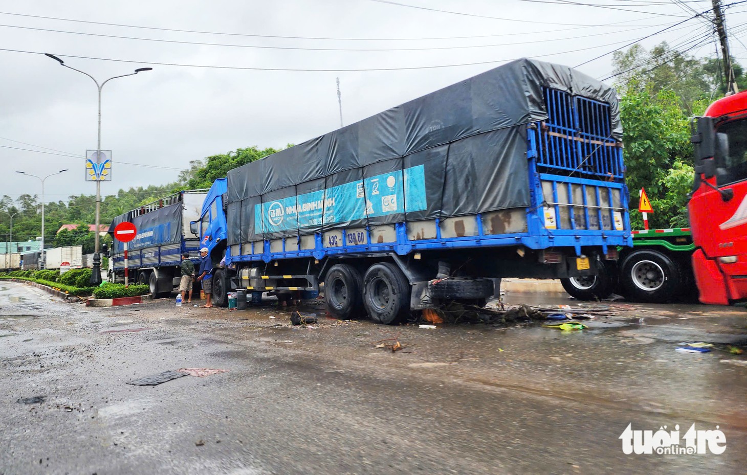 Quốc lộ 1 từ Sông Cầu đến Tuy An kẹt nghiêm trọng, hàng ngàn xe 'chôn bánh' - Ảnh 3.