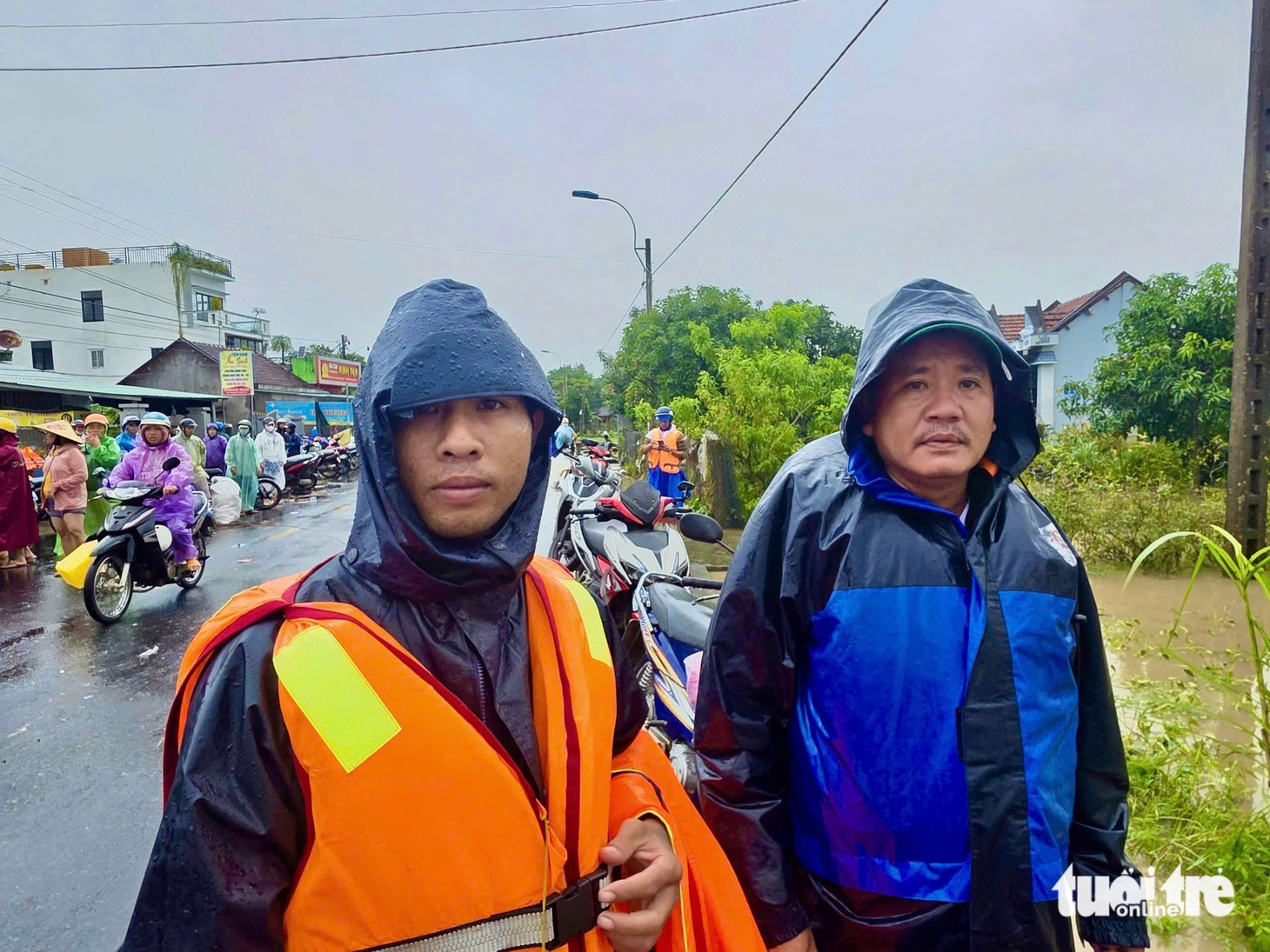 Đắk Lắk: Hàng ngàn hộ dân kẹt trong lũ dữ chờ ứng cứu - Ảnh 2.
