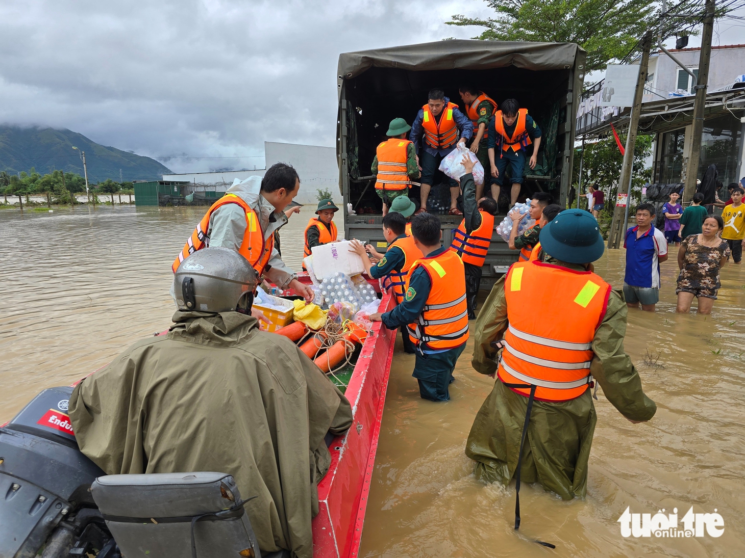 Cụ bà 85 tuổi vùng lũ Bắc Nha Trang: 'Lũ lên rất nhanh, tài sản bị cuốn trôi hết rồi' - Ảnh 16.