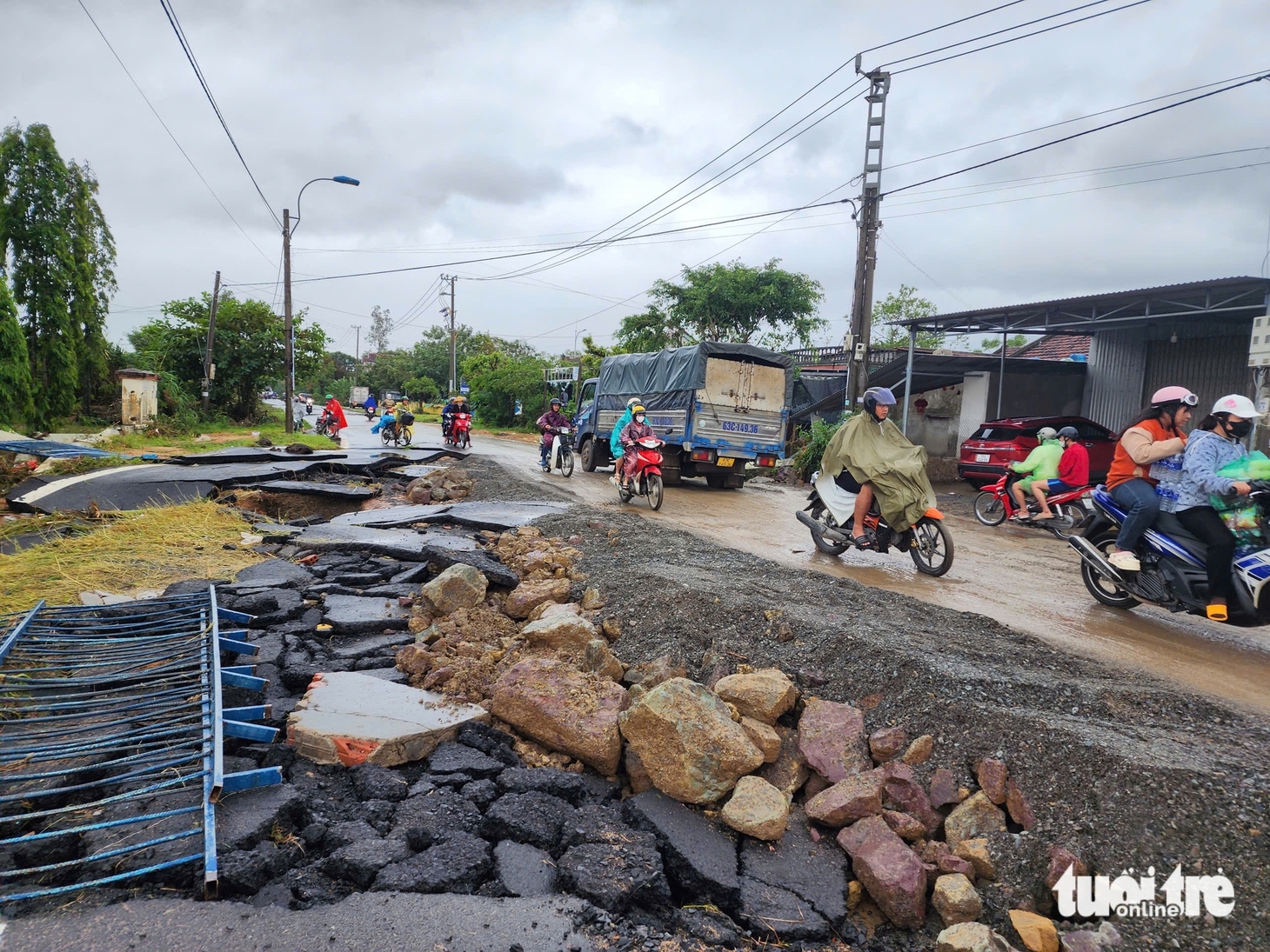 Những hình ảnh nhói lòng, tang thương từ tâm lũ Hòa Thịnh - Ảnh 16.
