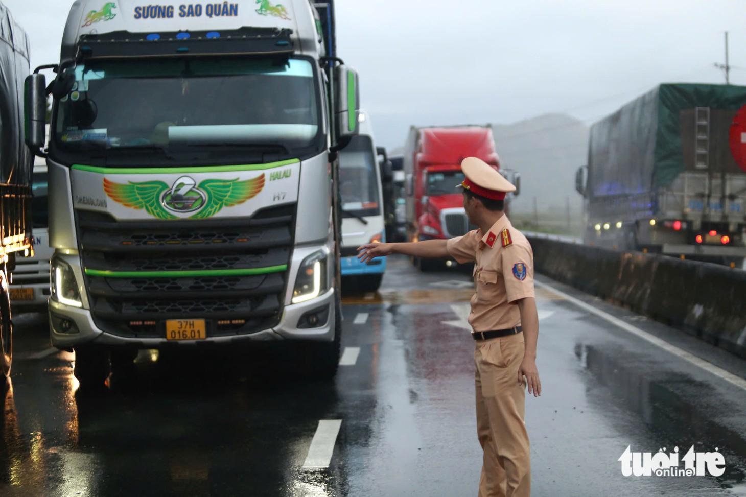 Dòng xe kẹt 30km trên quốc lộ 1 hướng Khánh Hòa đi Phú Yên cũ bắt đầu được giải tỏa - Ảnh 14.