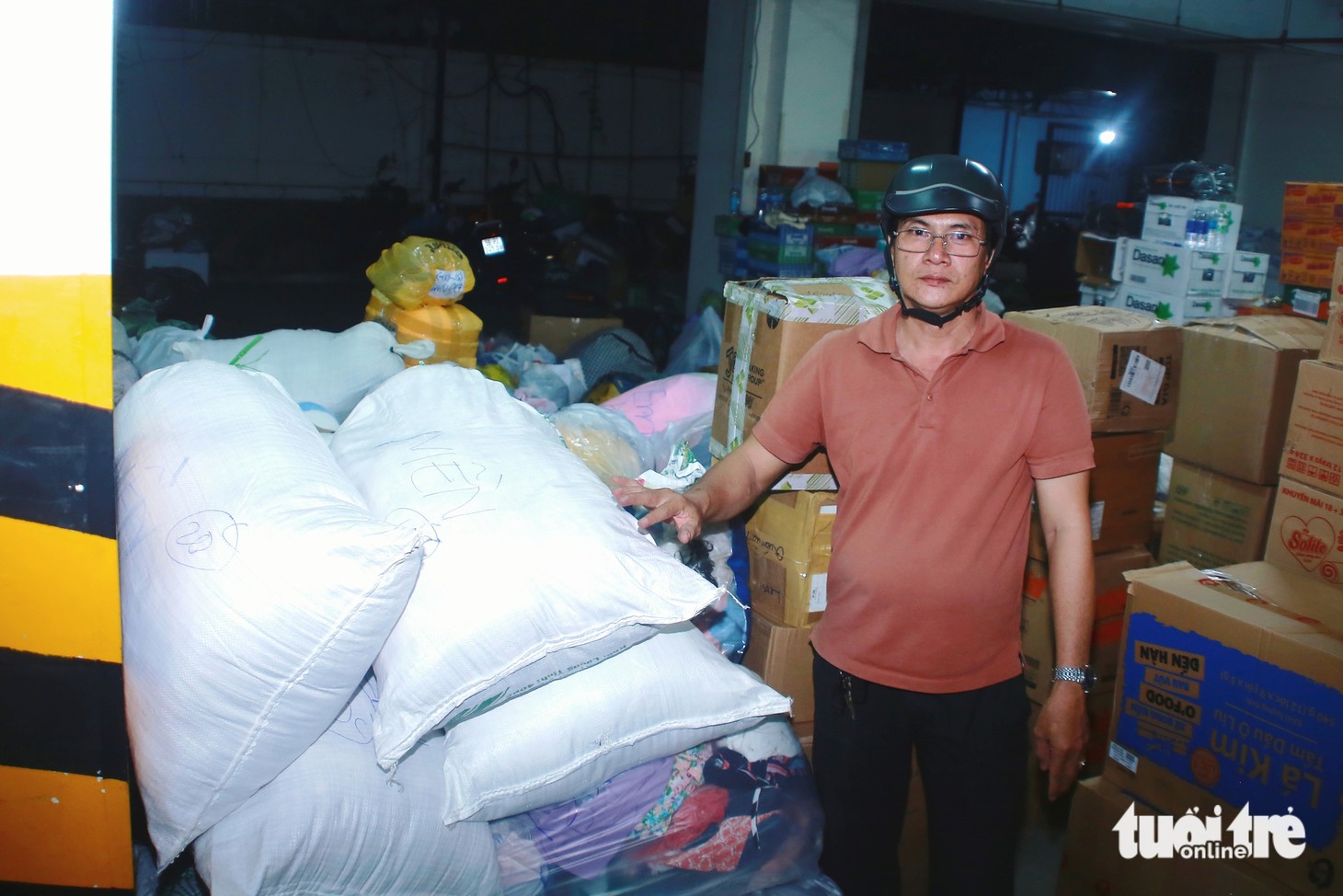 Những tình nguyện viên TP.HCM làm việc trong đêm ở điểm tiếp nhận giúp đồng bào vùng lũ - Ảnh 2.