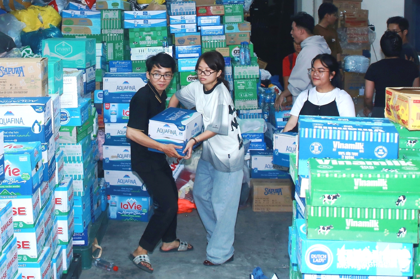 Những tình nguyện viên TP.HCM làm việc trong đêm ở điểm tiếp nhận giúp đồng bào vùng lũ - Ảnh 3.
