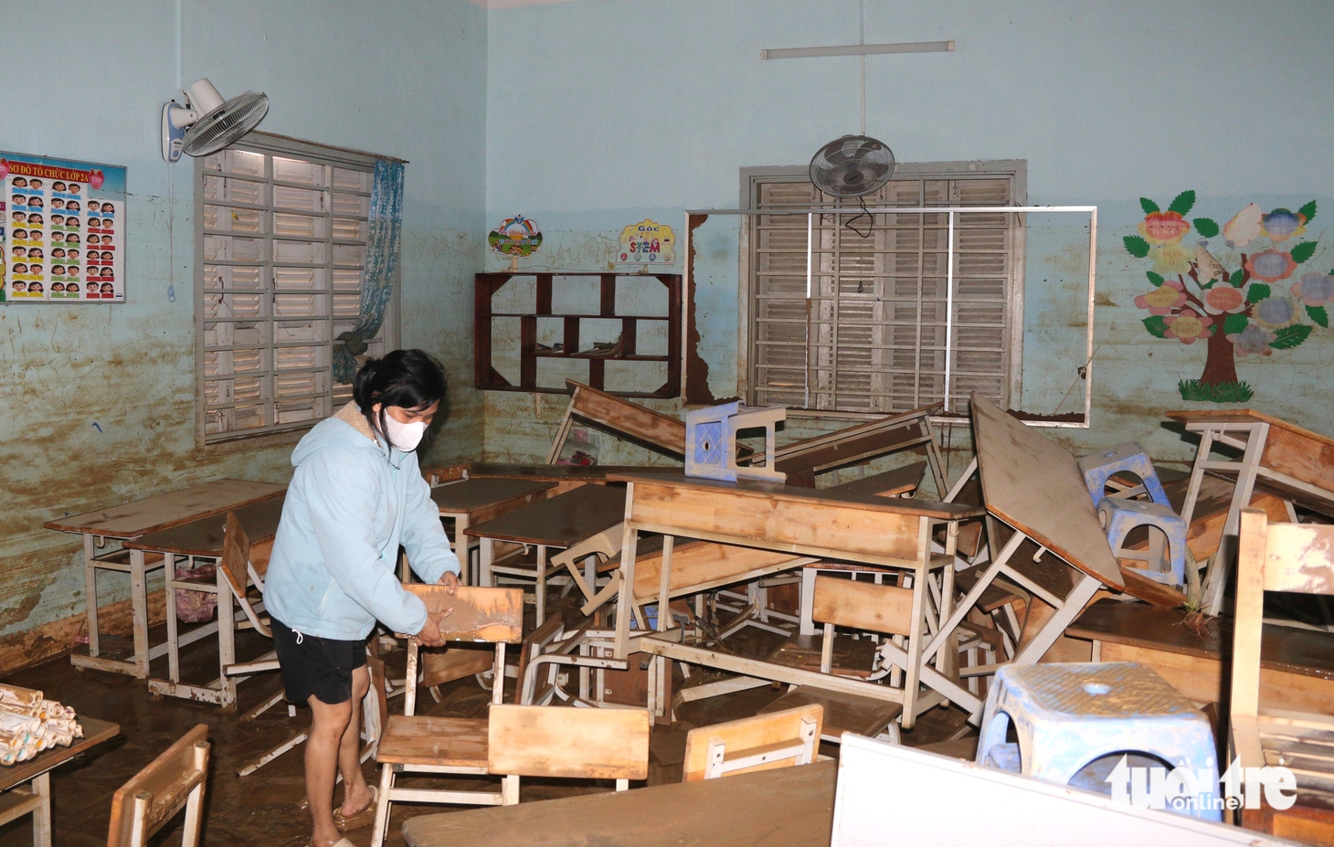 Trường học ở Khánh Hòa tan hoang sau ngập lụt lịch sử, bộ đội chung tay dọn dẹp - Ảnh 3.
