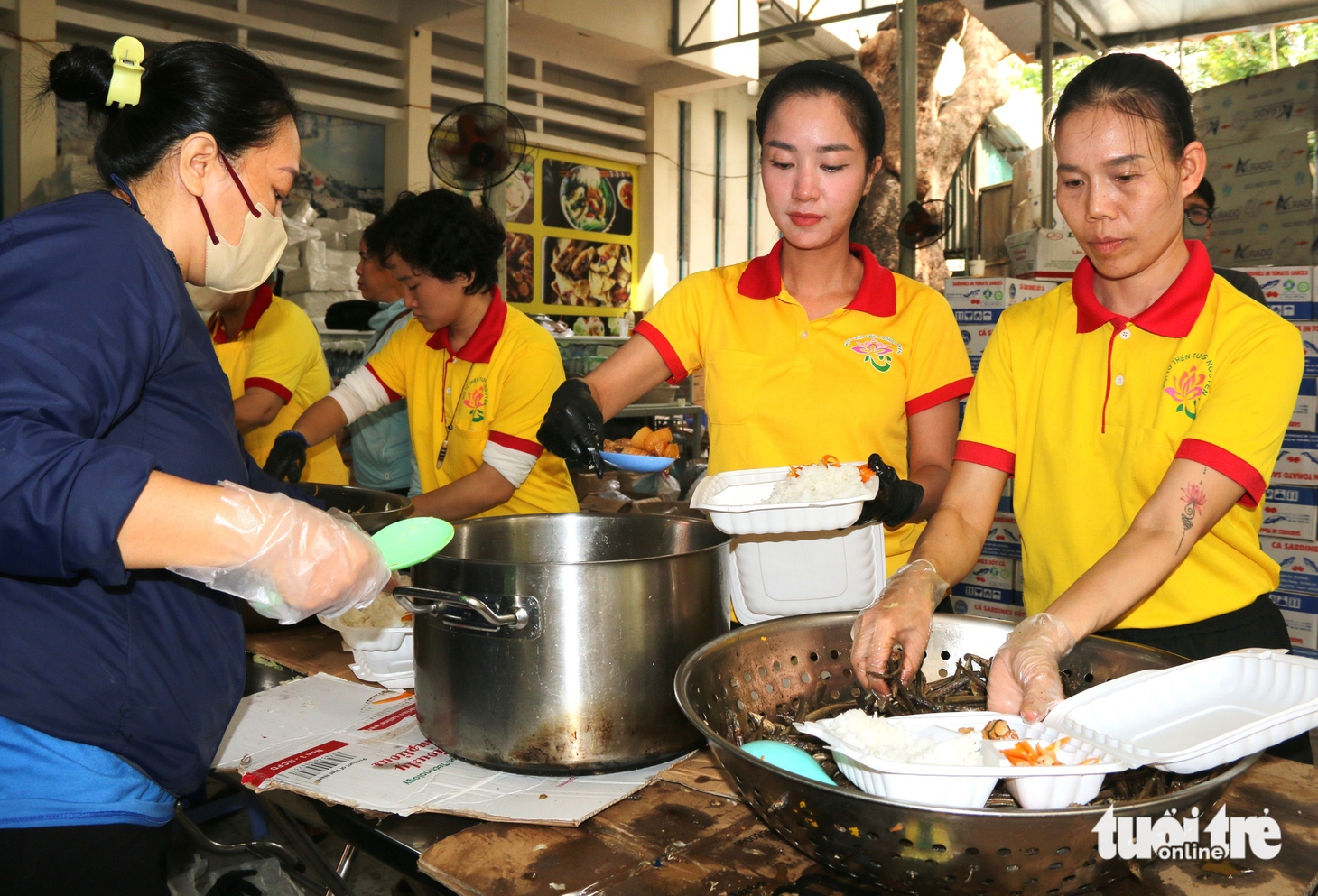 TP.HCM ‘đỏ lửa’ 4 bếp ăn phục vụ cho bà con vùng lũ Khánh Hòa - Ảnh 1.