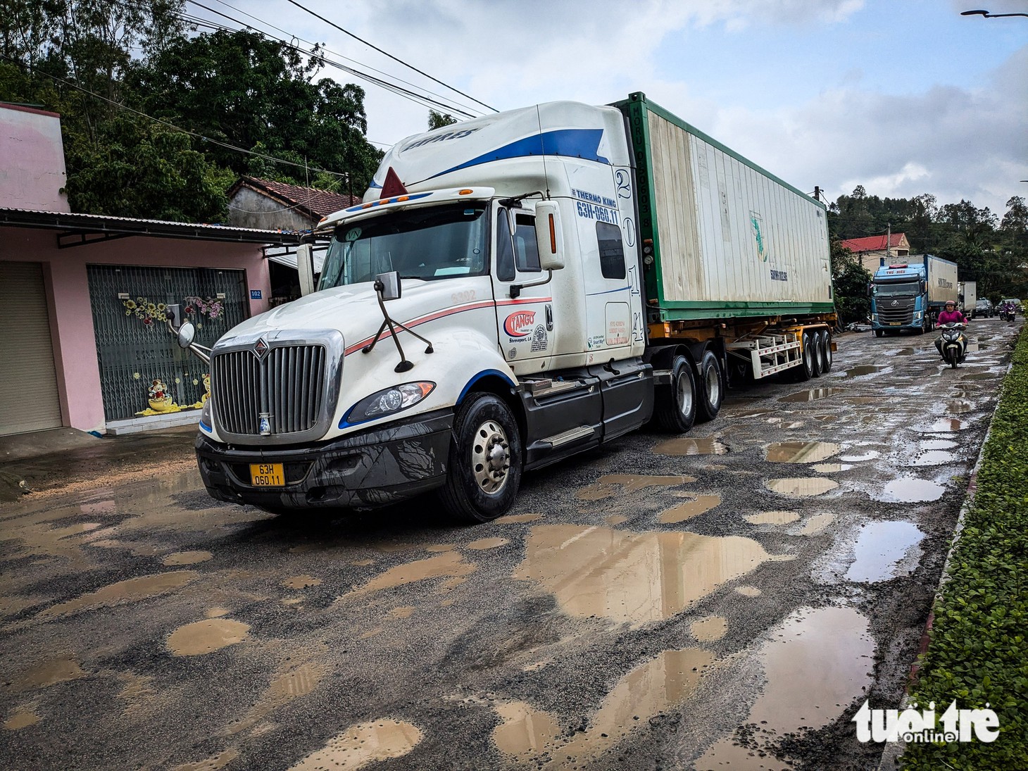 Nhiều đoạn quốc lộ 1 tan hoang sau lũ, xe cộ nhích từng chút - Ảnh 3.