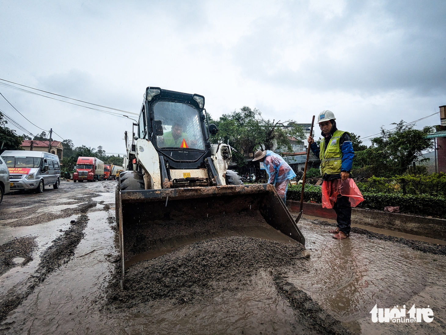 Quốc lộ 1 nhiều đoạn tan hoang sau lũ, xe cộ vật vã nhích từng chút - Ảnh 4.