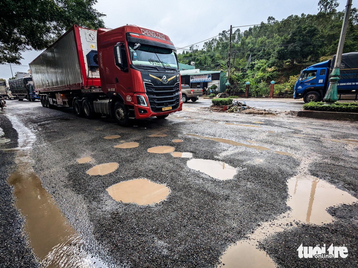 Quốc lộ 1 nhiều đoạn tan hoang sau lũ, xe cộ vật vã nhích từng chút - Ảnh 6.