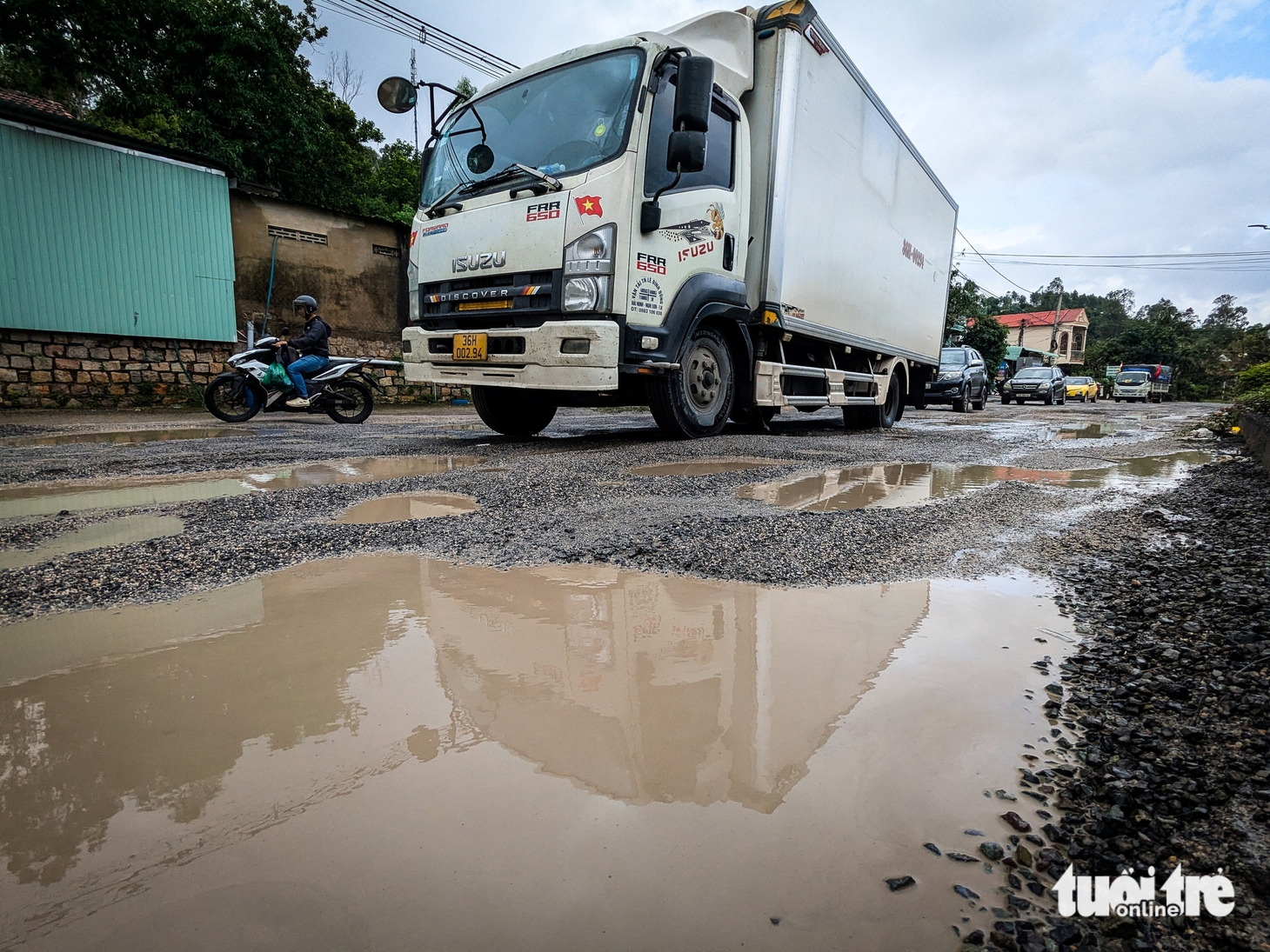 Quốc lộ 1 nhiều đoạn tan hoang sau lũ, xe cộ vật vã nhích từng chút - Ảnh 9.