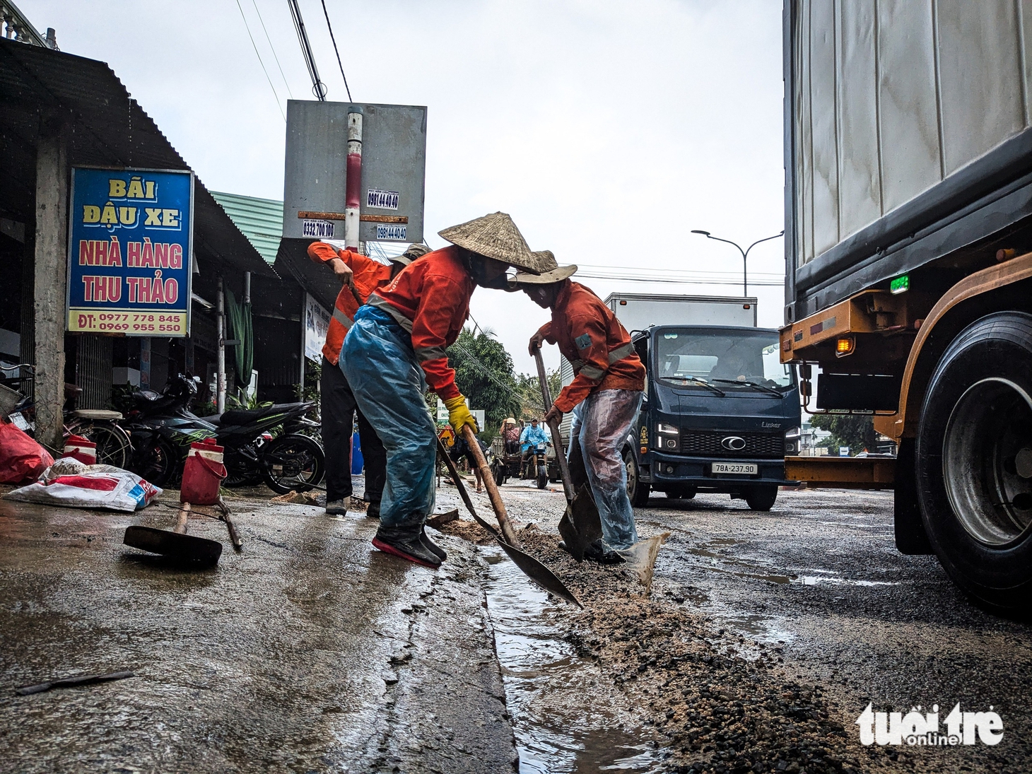 Quốc lộ 1 nhiều đoạn tan hoang sau lũ, xe cộ vật vã nhích từng chút - Ảnh 11.