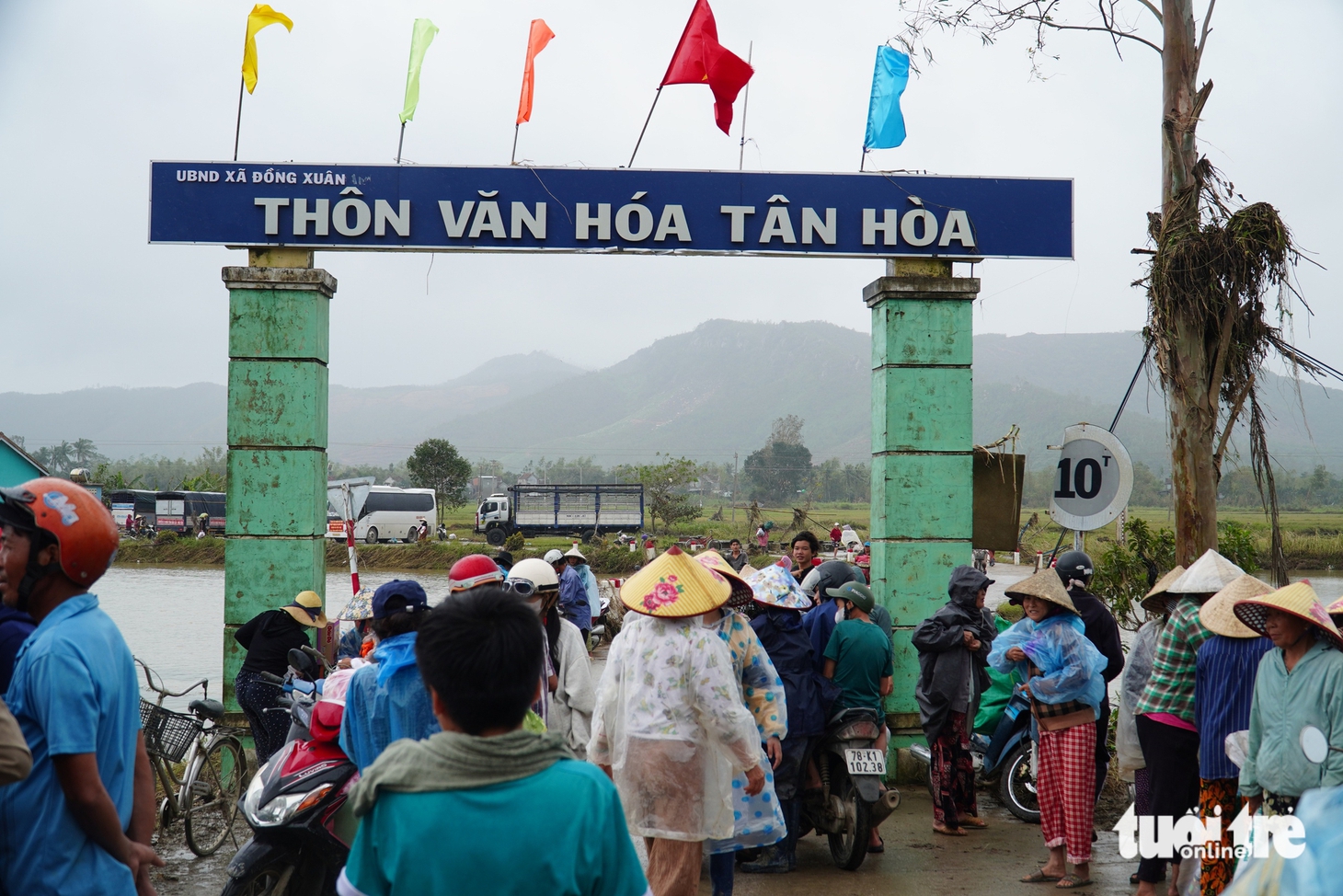 Hàng cứu trợ kín đường quê vùng rốn lũ Phú Yên cũ - Ảnh 8.