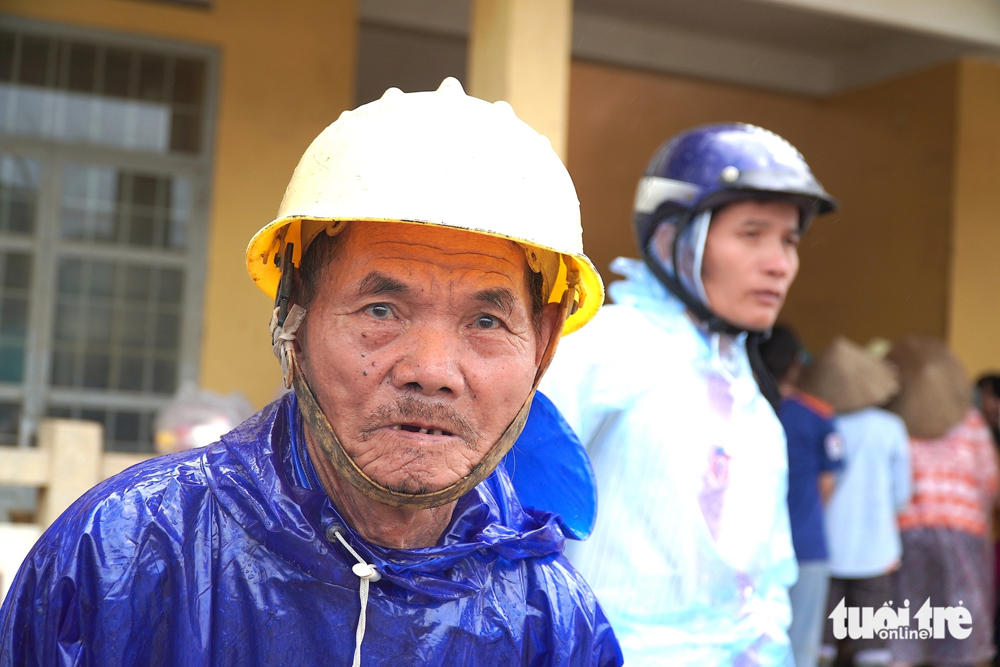 Gạo cứu trợ chưa kịp ăn đã trộn bùn lũ, người dân nhặt lại những gì còn sót - Ảnh 2.