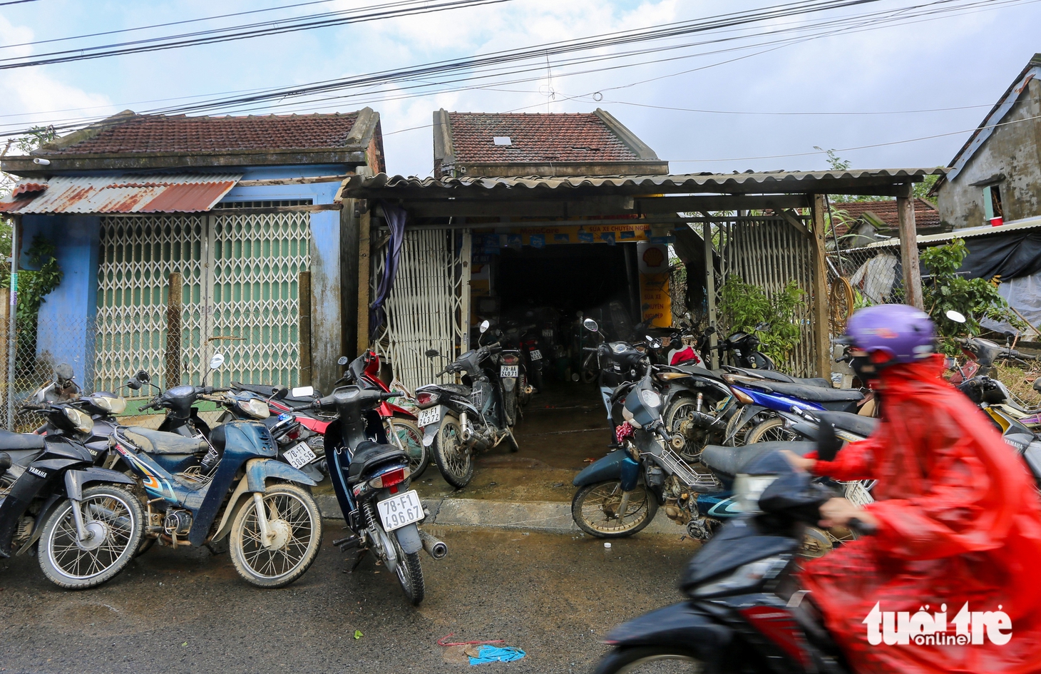 Hàng ngàn xe máy ngập lũ, phơi đầy đường ở Phú Yên cũ, người dân ngóng thợ sửa xe và phụ tùng - Ảnh 11.