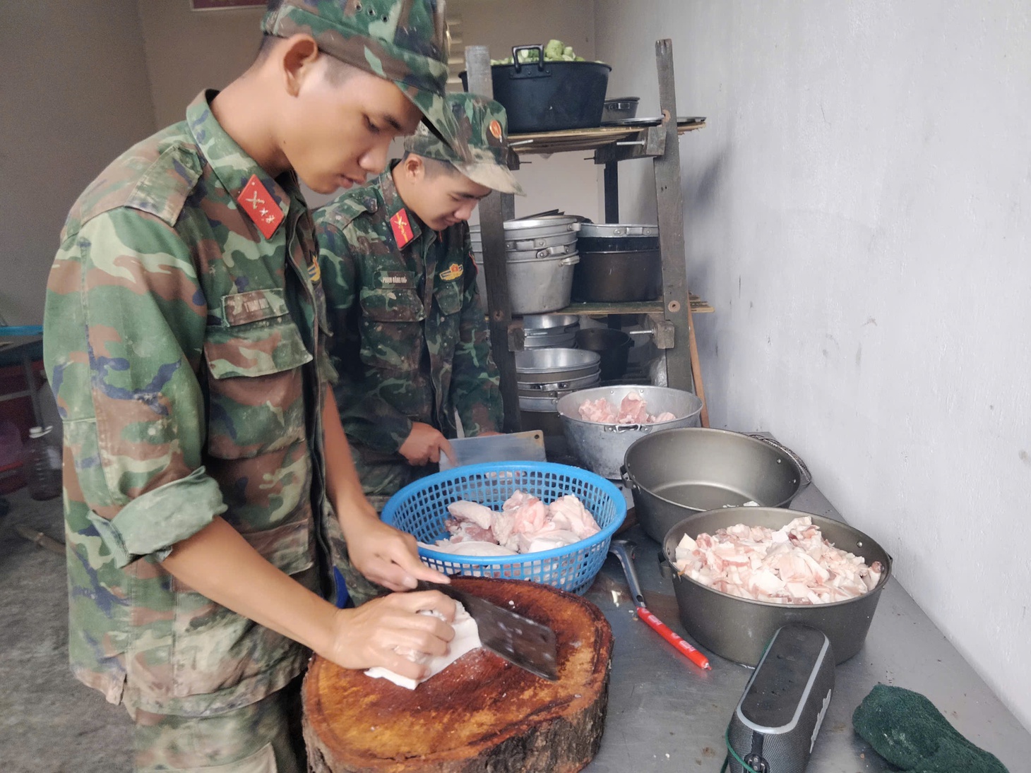 Vào bếp ăn 'dã chiến' của TP.HCM nấu hàng ngàn suất cơm mỗi ngày tiếp sức Phú Yên cũ - Ảnh 13.