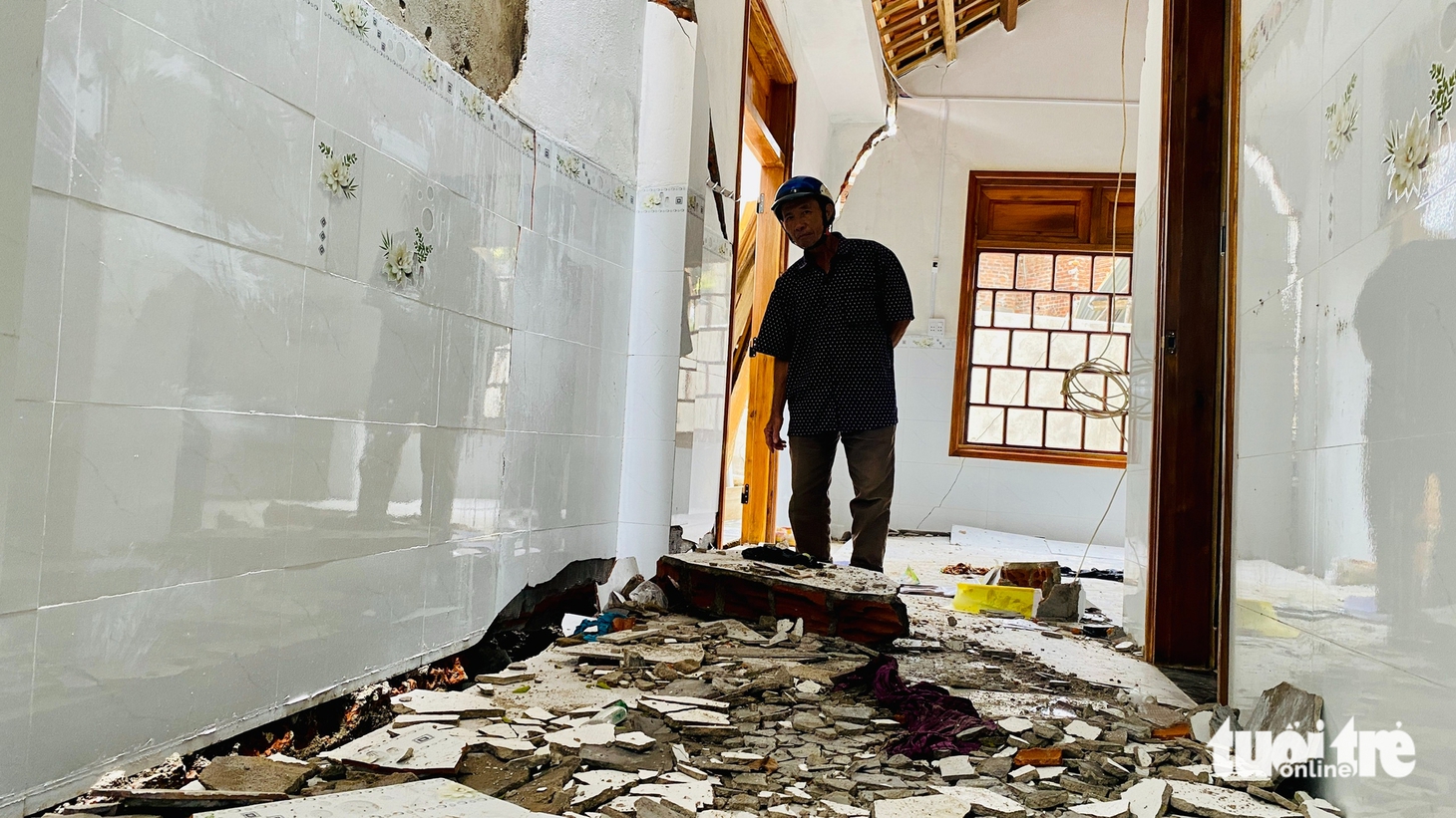Trong cơn mưa, nhà bỗng 'nổ' như động đất, 35 hộ tháo chạy 7 ngày chưa dám về - Ảnh 2.