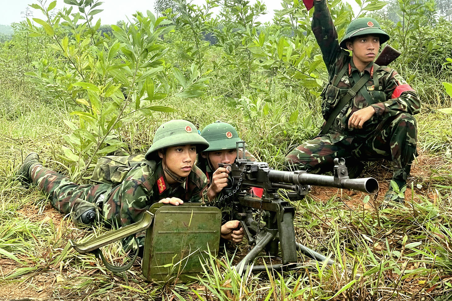 Xem bộ đội hành quân, diễn tập đánh địch đổ bộ đường không - Ảnh 1.