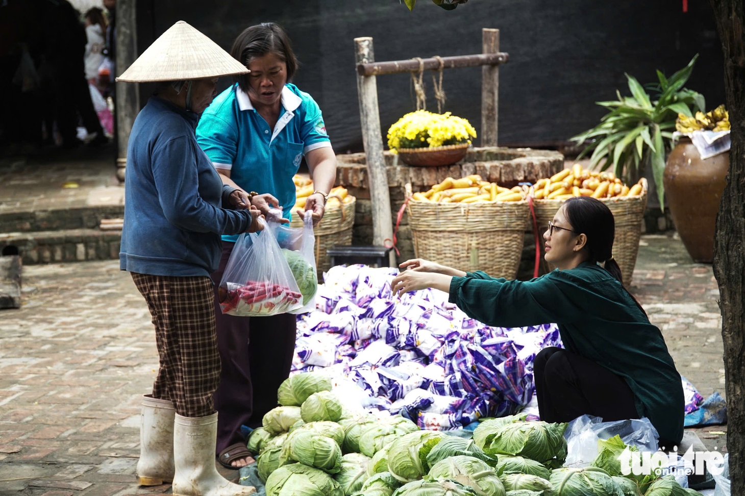 Phiên chợ quê 0 đồng cho người dân vùng lũ Nha Trang- Ảnh 1.
