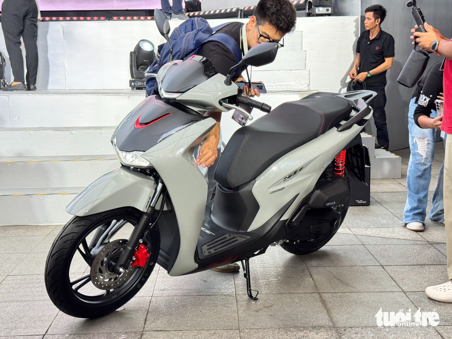 Honda SH 2026 ra mắt Việt Nam: Giá từ 78 triệu, màn hình mới, nay đã có sạc USB-C - Ảnh 8.