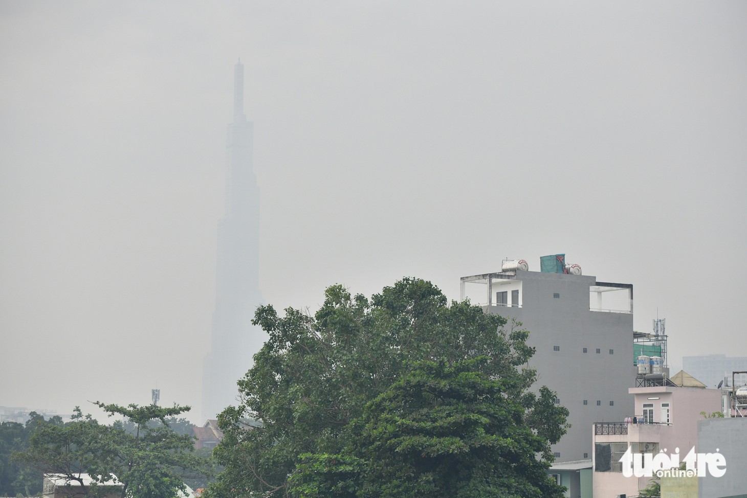 Sáng nay TP.HCM sương mù mờ mịt - Ảnh 3.