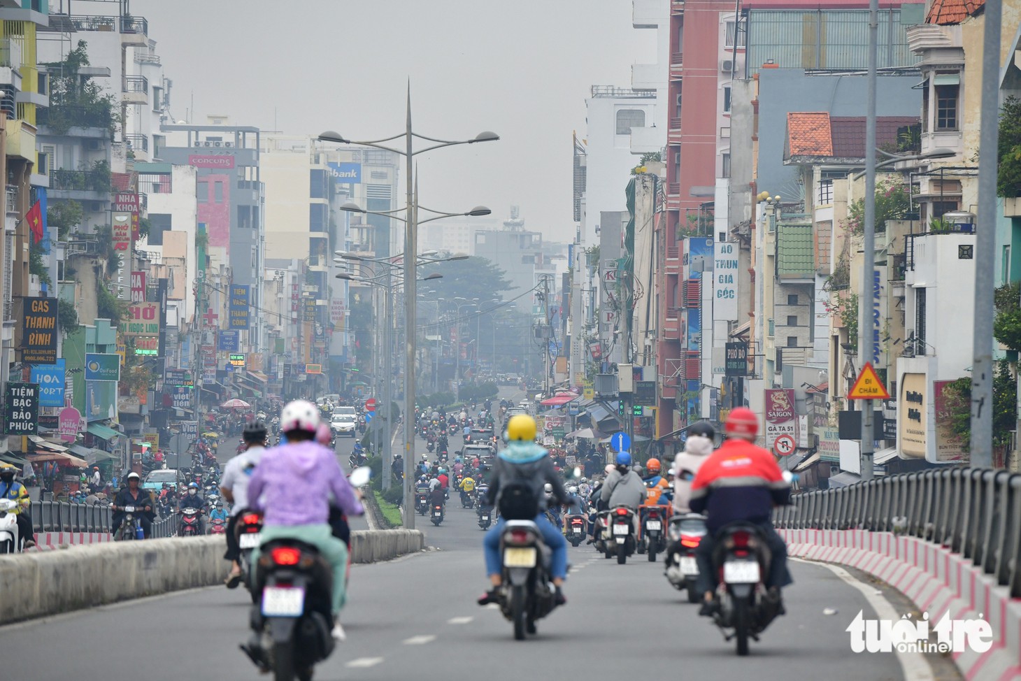 Sáng nay TP.HCM sương mù mờ mịt - Ảnh 7.