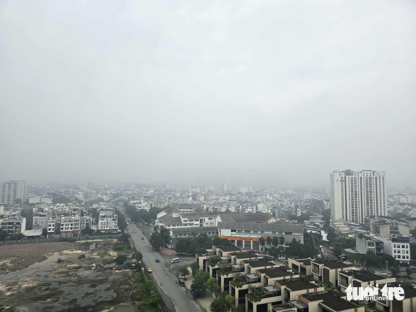 Sáng nay TP.HCM sương mù mờ mịt - Ảnh 8.