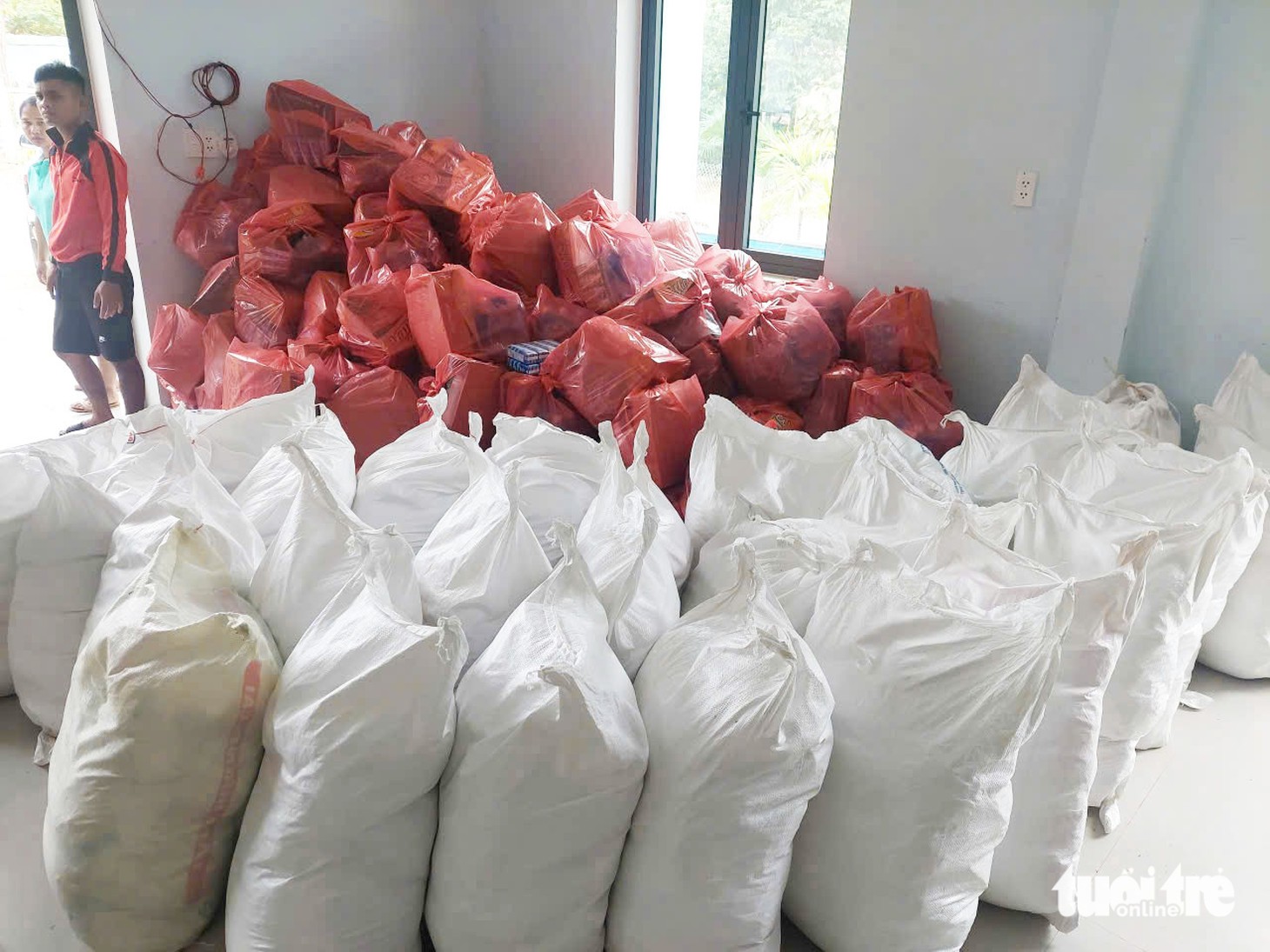 Chống bão Kalmaegi: Miền núi xuất hiện vết nứt dài, sơ tán dân khẩn cấp, vùng biển chằng nhà cửa - Ảnh 2.