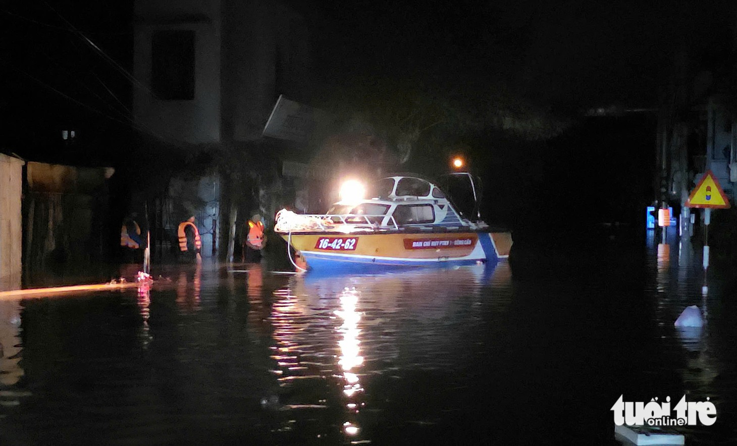 nước lũ - Ảnh 1.
