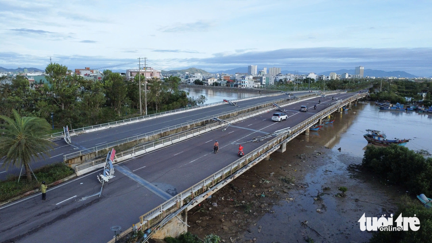 Sau bão Kalmaegi, nhiều nơi ở Quy Nhơn tan hoang, cây cối, trụ điện nằm la liệt- Ảnh 2.