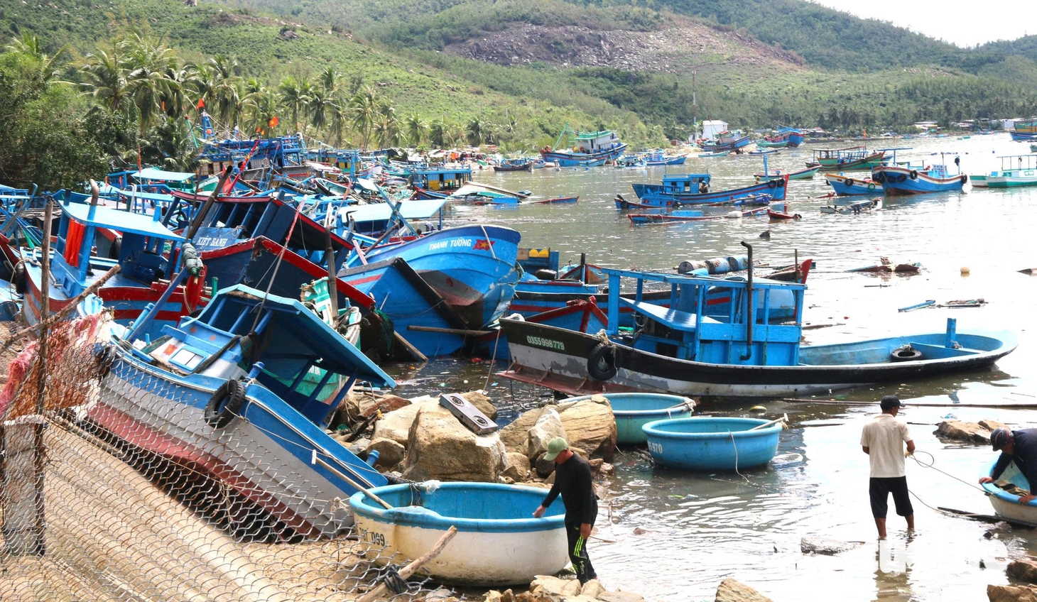 Xót xa cảnh hàng chục chiếc tàu cá tan nát sau bão Kalmaegi - Ảnh 1.