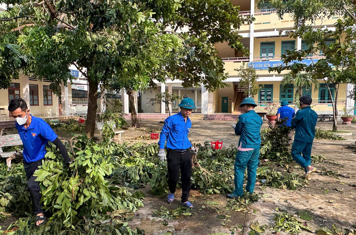 Bộ đội, công an và đoàn viên thanh niên dọn cây xanh, lợp lại nhà sau bão Kalmaegi - Ảnh 8.