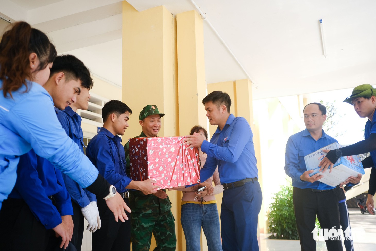 Bộ đội, công an và đoàn viên thanh niên dọn cây xanh, lợp lại nhà sau bão Kalmaegi - Ảnh 10.
