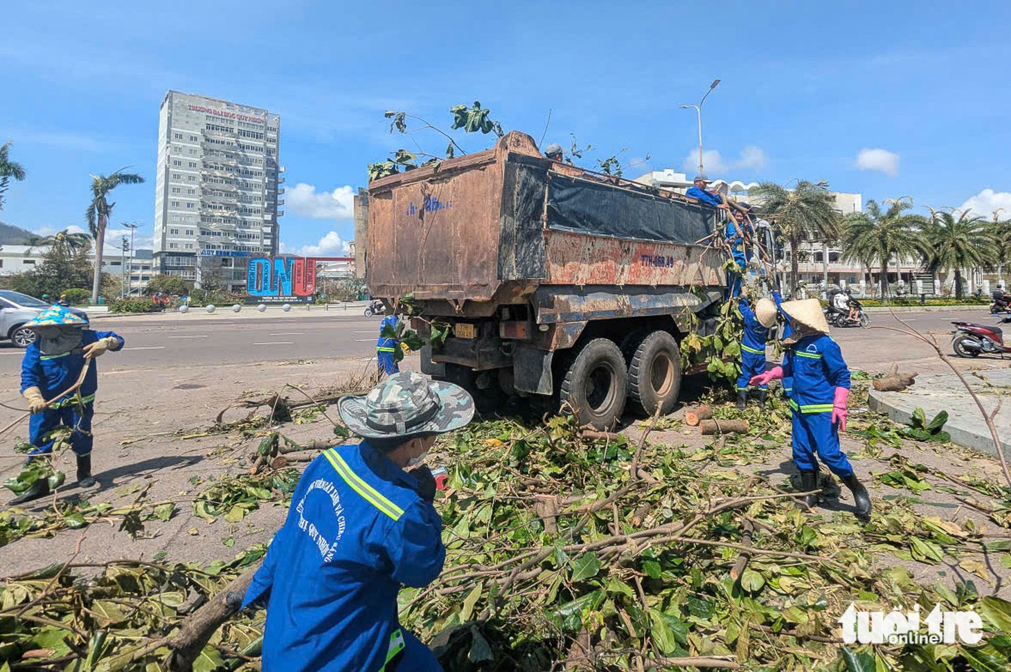 Bộ đội, công an và đoàn viên thanh niên dọn cây xanh, lợp lại nhà sau bão Kalmaegi - Ảnh 4.