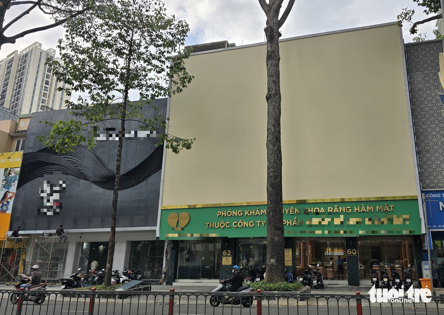 Nhiều cửa hàng, quán karaoke, chung cư cũ ở TP.HCM lắp bảng quảng cáo, 'chuồng cọp' kín mít - Ảnh 1.
