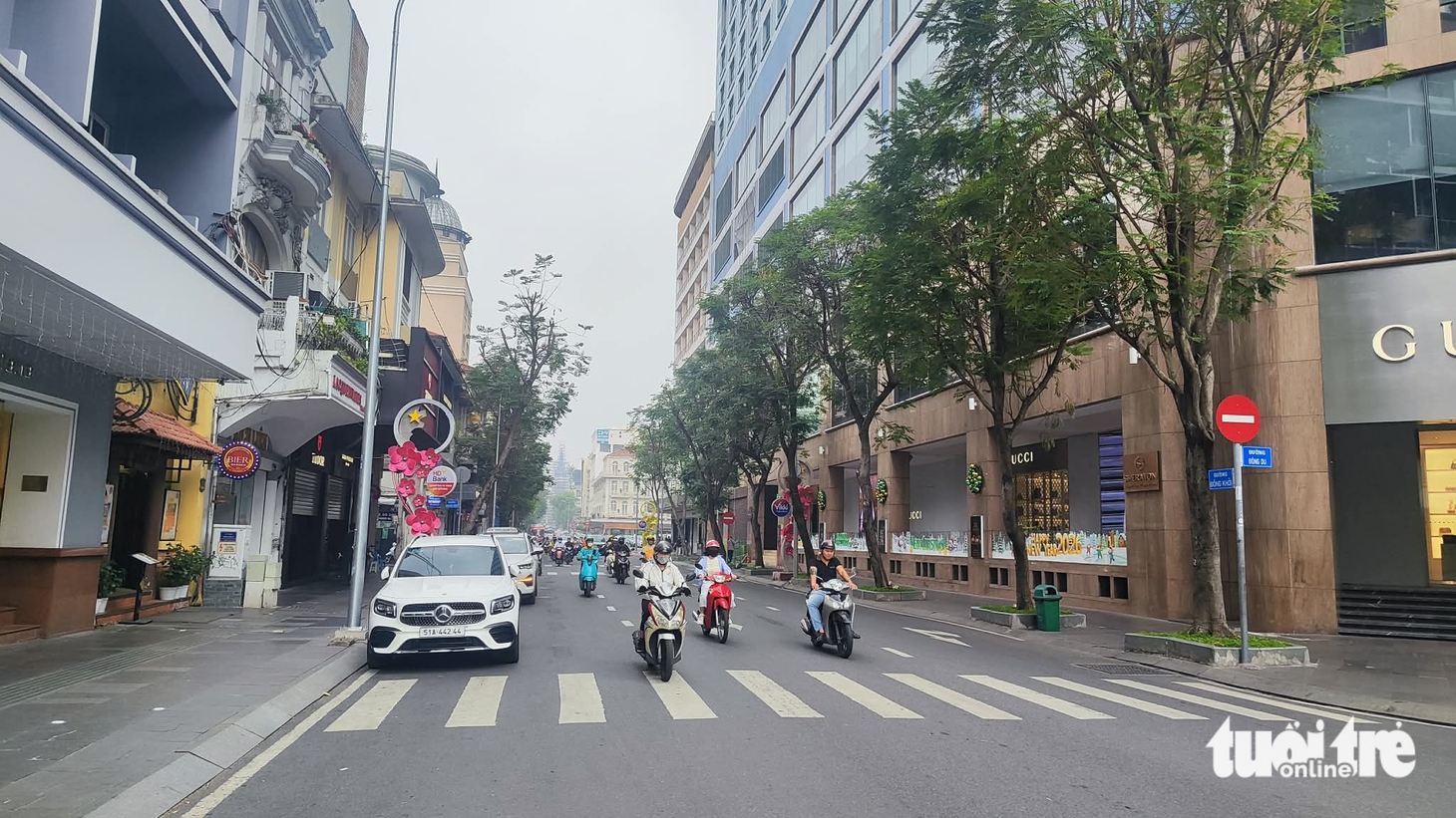 Sáng nay TP.HCM mù mịt có phải do ô nhiễm? - Ảnh 2.