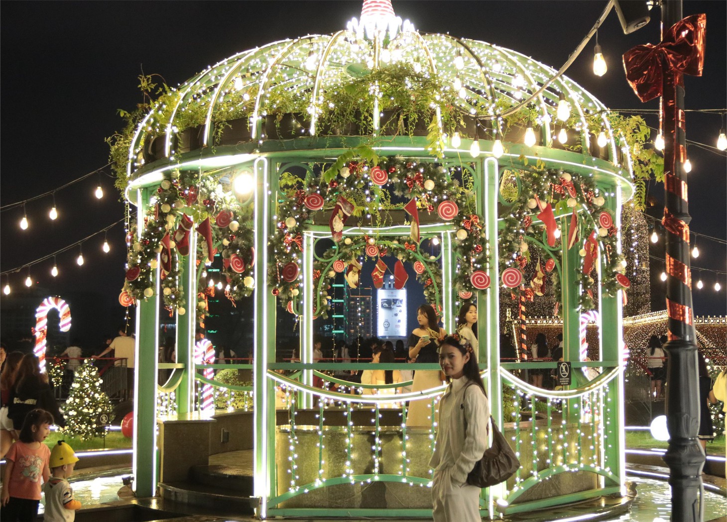 Trang trí Noel lên đèn, giới trẻ&nbsp;TP.HCM&nbsp;lên đồ - Ảnh 4.