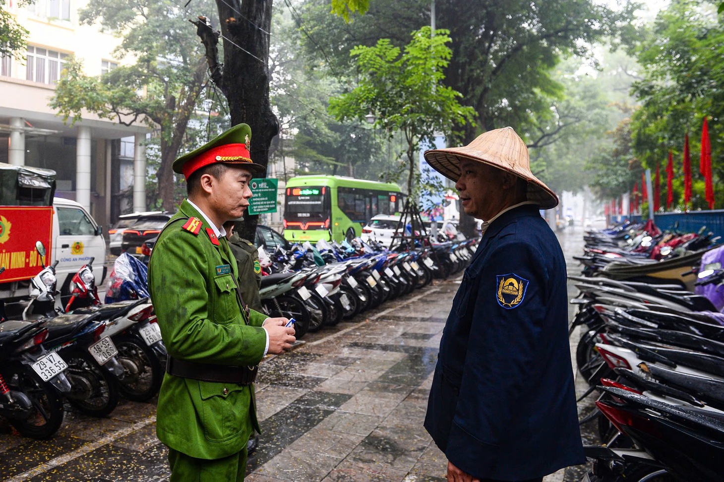 Công an Hà Nội đội mưa đồng loạt ra quân giành lại vỉa hè, lòng đường - Ảnh 10.
