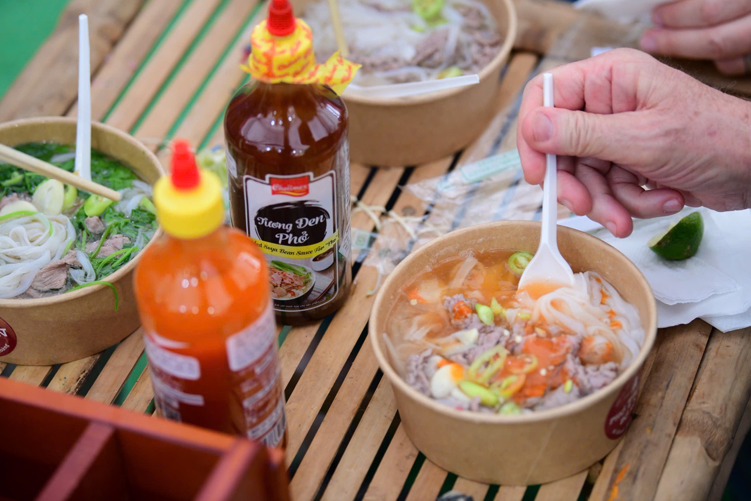 Ăn phở không thể thiếu tương ớt! - Ảnh 1.